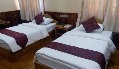 Habitación superior con 1 cama doble o 2 individuales, en la zona del jardín