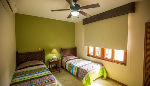 Villa familiar, varias camas, cocina, planta baja