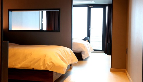 Habitación con 2 camas individuales, vistas parciales al mar