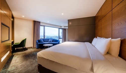 Corner Suite King (Pool included for 3 people)