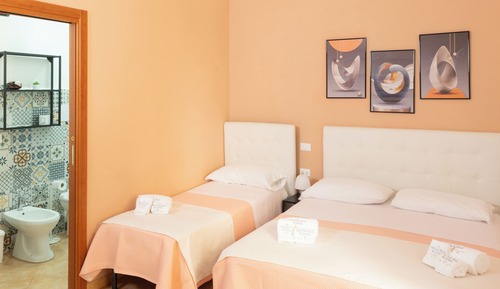 Habitación familiar con 1 cama doble o 2 individuales, balcón