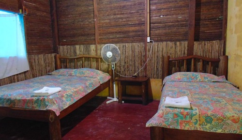 Habitación básica doble, 2 camas individuales, no fumadores, baño compartido