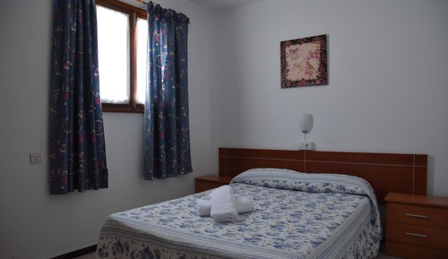 Habitación doble una cama, baño compartido