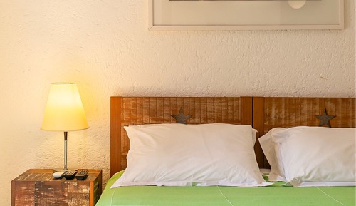 Habitación con 1 cama doble o 2 individuales, no fumadores, vistas parciales al lago