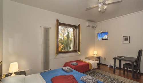 Habitación triple Confort, baño privado (Room 05)