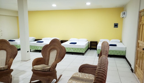 Habitación cuádruple básica, varias camas, baño privado, en la zona del patio