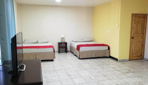 Habitación básica doble, 2 camas de matrimonio, baño privado, en la zona del patio