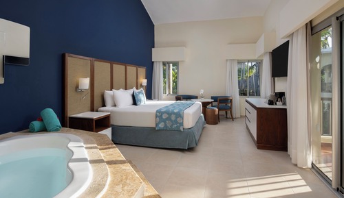 Junior Suite Premium Tropical View with Jacuzzi (1 Adult)