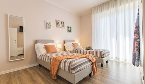 Habitación estándar con 1 cama doble o 2 individuales, balcón