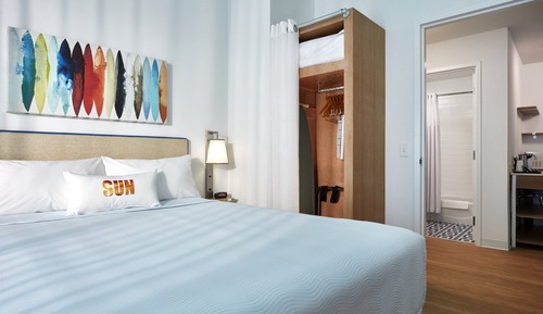 Suite, 2 habitaciones, vistas a la piscina (Includes Early Park Admission*)