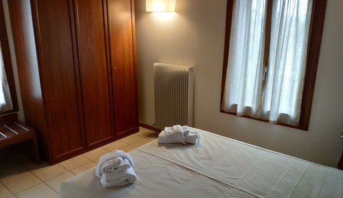 Habitación estándar con 1 cama doble o 2 individuales, baño privado