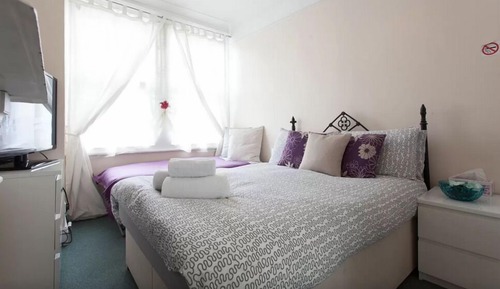 Habitación con 1 cama doble o 2 individuales, baño compartido