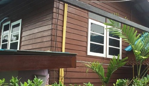 6-Bedroom House with Shared Bathroom