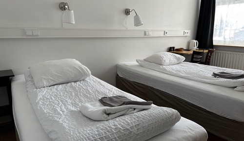 Habitación estándar con 1 cama doble o 2 individuales, baño compartido