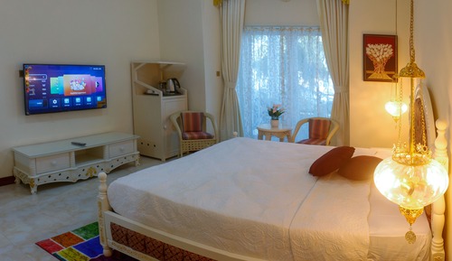 Studio Apartment with Partial Sea View