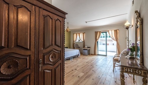 Habitación de lujo con 2 camas individuales, 1 cama de matrimonio grande, balcón