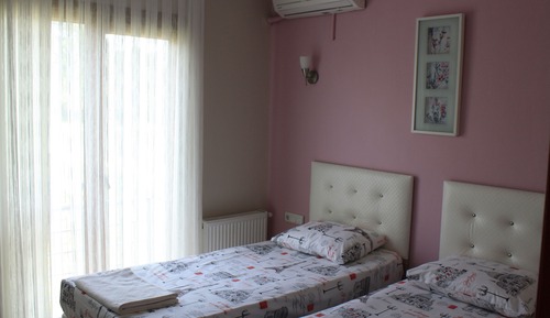 Habitación básica con 2 camas individuales