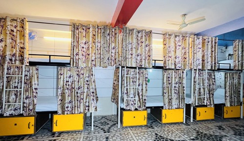 Dormitorio compartido básico, dormitorio mixto