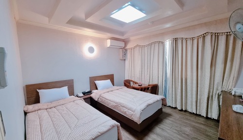 Habitación básica con 2 camas individuales