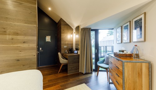 Habitación superior con 1 cama doble o 2 individuales, baño privado, vistas al jardín