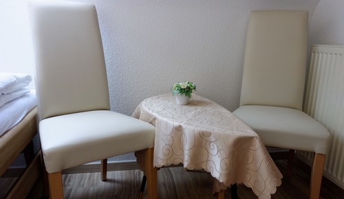 Habitación básica con 2 camas individuales, baño privado