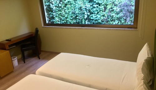 Habitación básica con 2 camas individuales