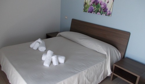 Habitación estándar con 1 cama doble o 2 individuales, balcón, vistas a la piscina