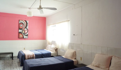 Habitación, varias camas