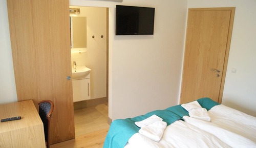 Habitación estándar con 1 cama doble o 2 individuales, baño privado