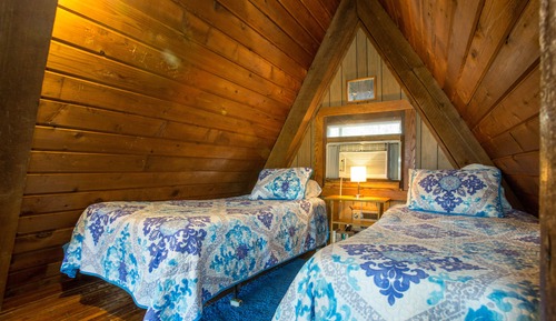 Casa de campo estándar, baño privado, vistas al lago (A-Frame Pawpaw Cottage)