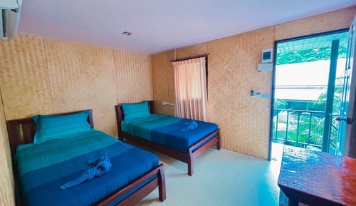 Habitación básica con 2 camas individuales