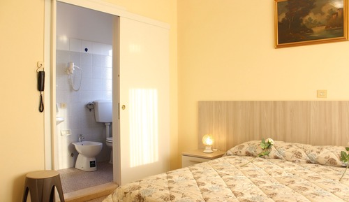 Habitación doble, balcón, vistas parciales al mar