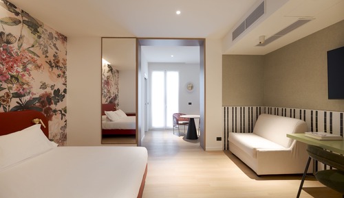 Suite familiar, 1 cama de matrimonio grande, cocina básica, en la zona del patio