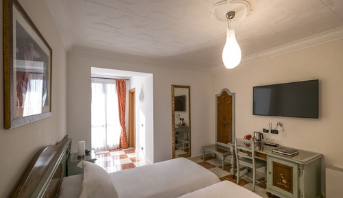 Habitación Confort con 1 cama doble o 2 individuales, balcón, en la zona del patio