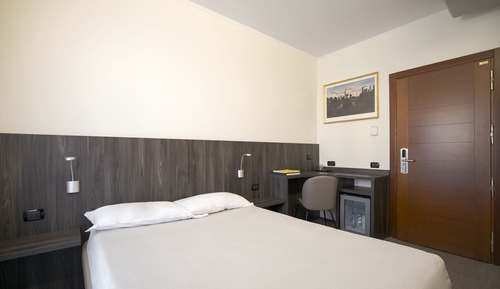 Habitación estándar con 1 cama doble o 2 individuales, vistas a la ciudad