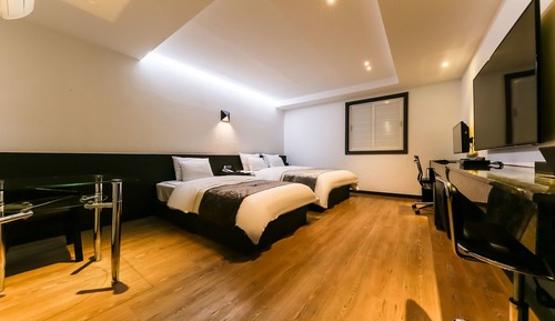 Habitación básica con 2 camas individuales