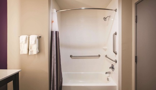 Suite Deluxe, 1 cama de matrimonio grande, no fumadores (Mobility/Hearing, tub w/grab bars)