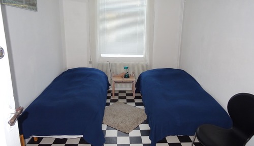 Habitación básica con 2 camas individuales, 2 camas individuales