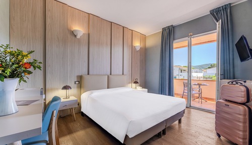 Habitación superior con 1 cama doble o 2 individuales, balcón, vistas parciales al mar