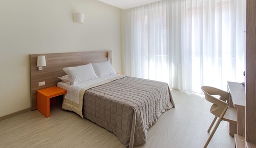 Habitación superior con 1 cama doble o 2 individuales, baño privado, vistas a la ciudad