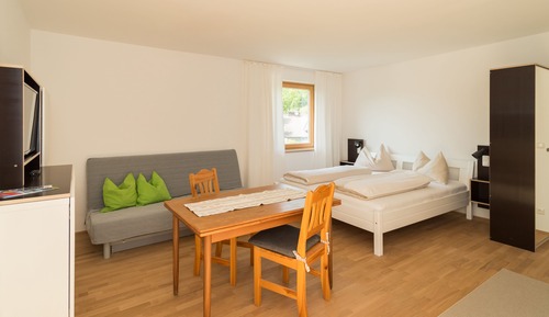 Apartamento familiar, 1 cama de matrimonio con sofá cama, balcón, en la zona del jardín
