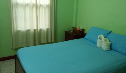 Habitación básica doble, 1 cama doble, baño compartido
