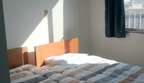 Habitación con 2 camas individuales, baño privado