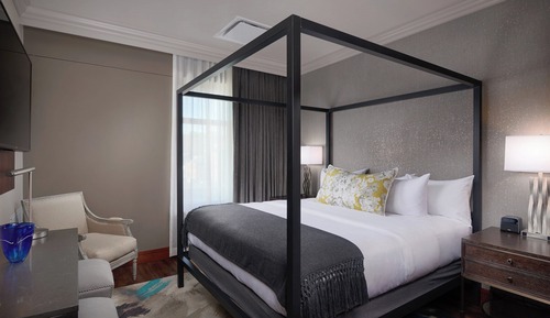Habitación, 1 cama de matrimonio grande, vistas a la ciudad (Mobility/Hearing Access, Roll-In Shwr)