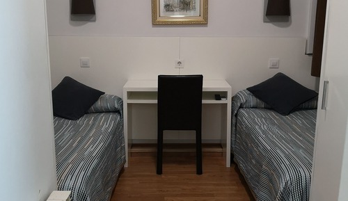 Habitación básica con 2 camas individuales (Interior)