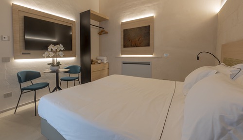 Suite Grand, 1 cama de matrimonio con sofá cama, cocina básica, vistas parciales al mar