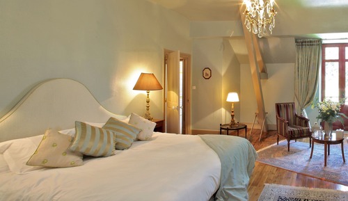 Habitación superior con 1 cama doble o 2 individuales, baño privado (Milandes)