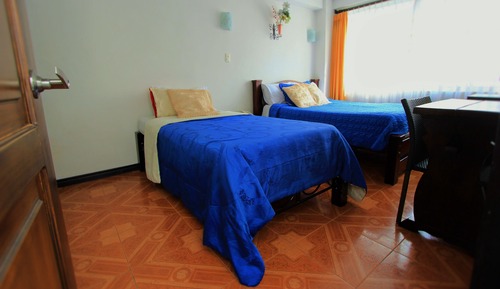 Habitación con 2 camas individuales, varias camas