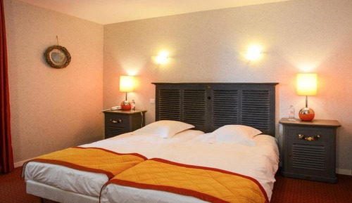 Habitación superior con 1 cama doble o 2 individuales, baño privado, vistas al jardín