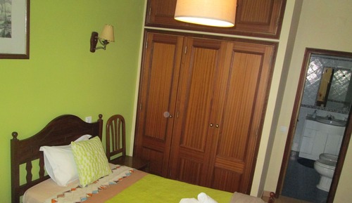 Habitación con 2 camas individuales, baño privado